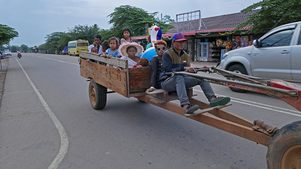 Giao thông kỳ lạ ở Lào